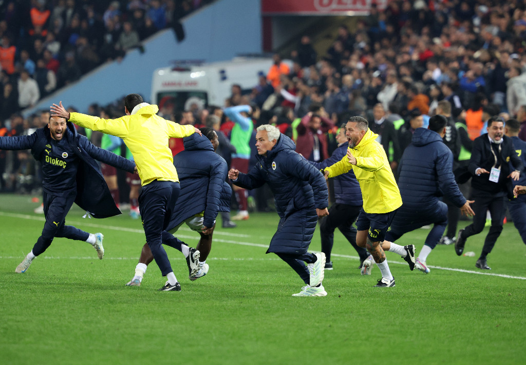 Mourinhonun çılgın sevinci olay oldu Gol sonrası takla attı