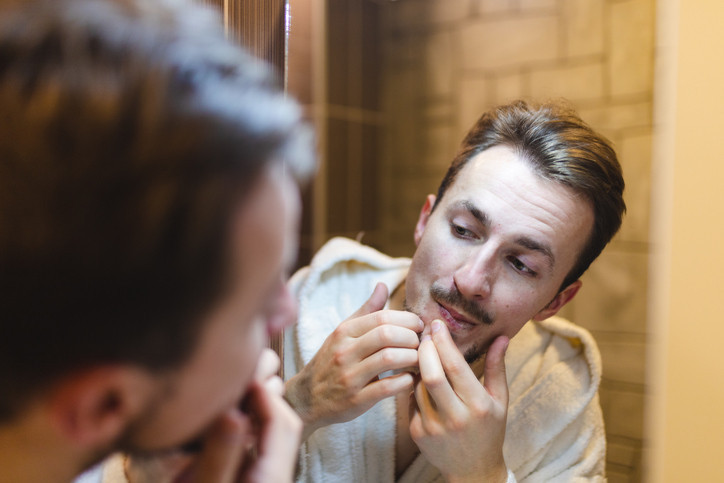 Söylenenler çok korkunç Ölüm üçgenindeki sivilceleri sıkmak tehlikeli mi Burada bir enfeksiyon oluşması halinde...