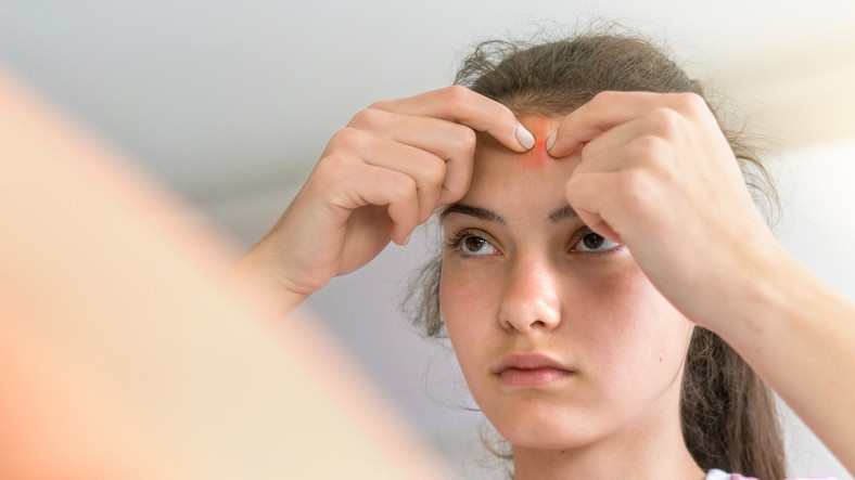 Söylenenler çok korkunç Ölüm üçgenindeki sivilceleri sıkmak tehlikeli mi Burada bir enfeksiyon oluşması halinde...