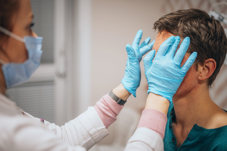 Söylenenler çok korkunç Ölüm üçgenindeki sivilceleri sıkmak tehlikeli mi Burada bir enfeksiyon oluşması halinde...