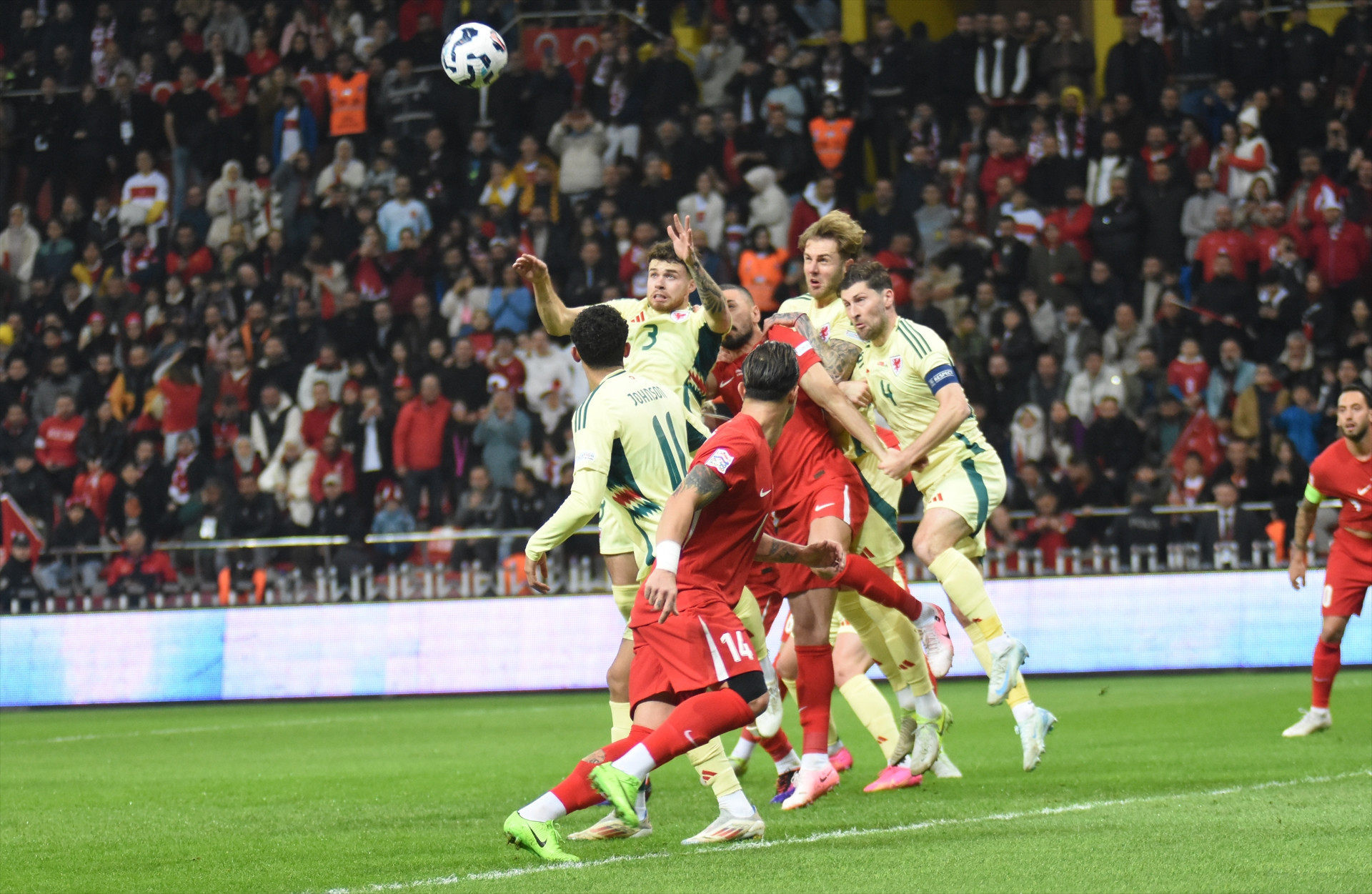 Türkiye - Galler maçından ekrana yansımayan görüntüler