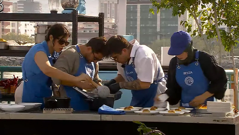 MASTERCHEF ELEME ADAYI KİM OLDU 22 KASIM 2024 CUMA || Dün akşam İskenderun dış çekiminde MasterChef son bölümde eleme potasına kim gitti ve 3. dokunulmazlık oyununu hangi takım kazandı Bu sezon bir ilk: Kendisini potaya gönderdi