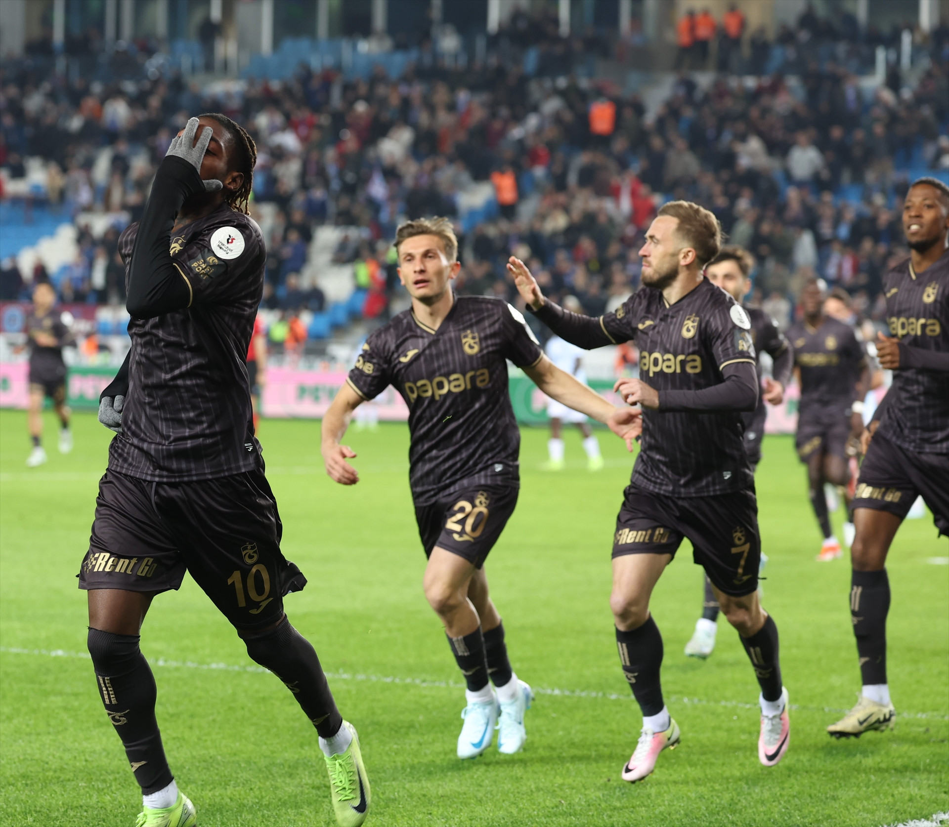 Trabzonspor - Adana Demirspor maçından ekrana yansımayanlar