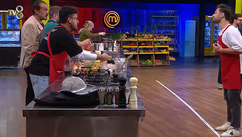MASTERCHEF 2. ELEME ADAYI KİM OLDU 4 ARALIK 2024 (SON BÖLÜM) | Dün akşam MasterChef son bölümde kim eleme potasına gitti, 1. dokunulmazlık oyununu hangi takım kazandı Kaptanların mücadelesi güldürdü