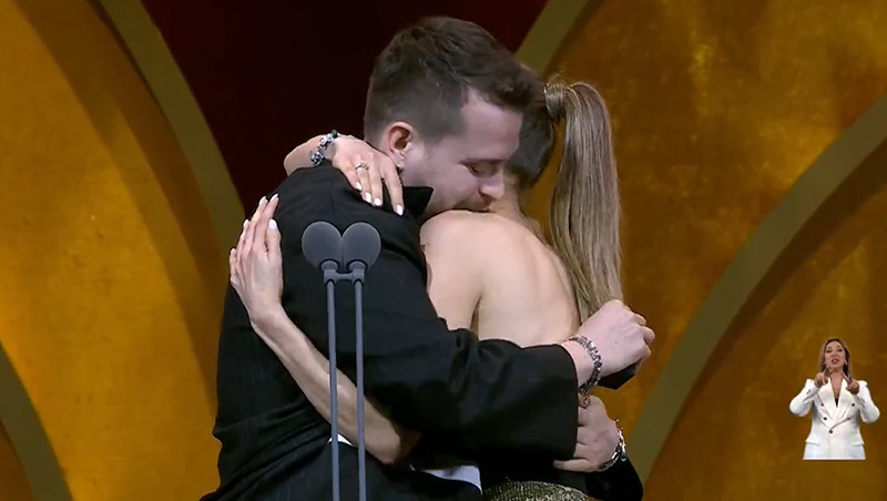 CANLI YAYINDA EVLENME TEKLİFİ ETTİ