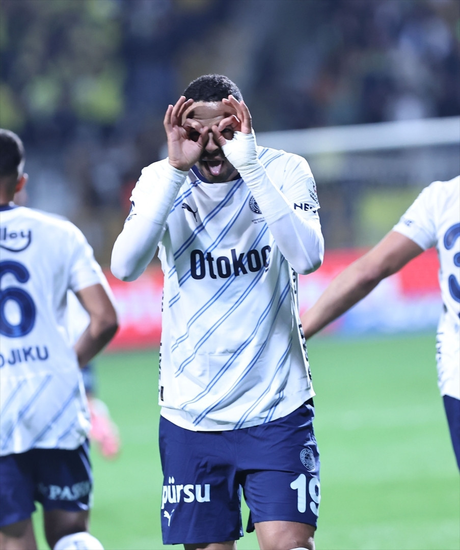 Eyüpspor - Fenerbahçe maçında sinirler gerildi, Arda Turan kırmızı kart gördü