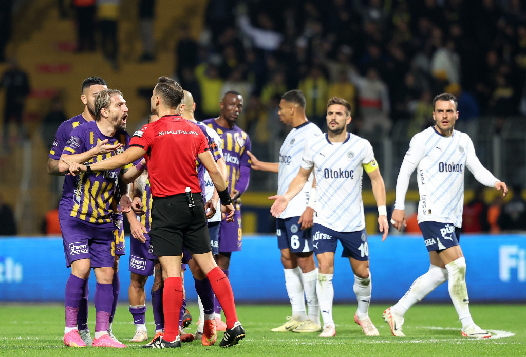 Eyüpspor - Fenerbahçe maçında sinirler gerildi, Arda Turan kırmızı kart gördü