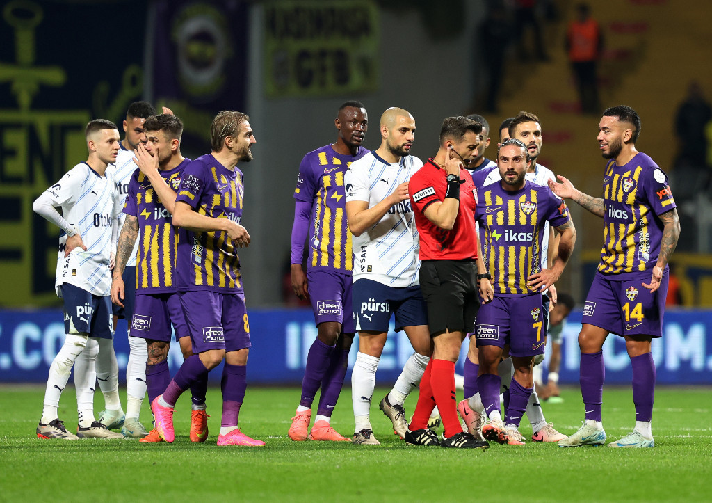 Eyüpspor - Fenerbahçe maçında sinirler gerildi, Arda Turan kırmızı kart gördü