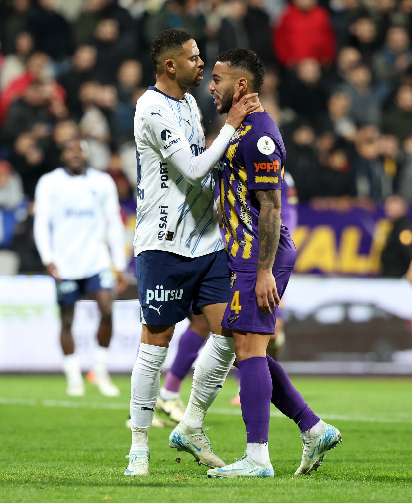 Eyüpspor - Fenerbahçe maçında sinirler gerildi, Arda Turan kırmızı kart gördü