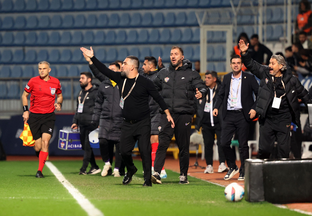 Eyüpspor - Fenerbahçe maçında sinirler gerildi, Arda Turan kırmızı kart gördü