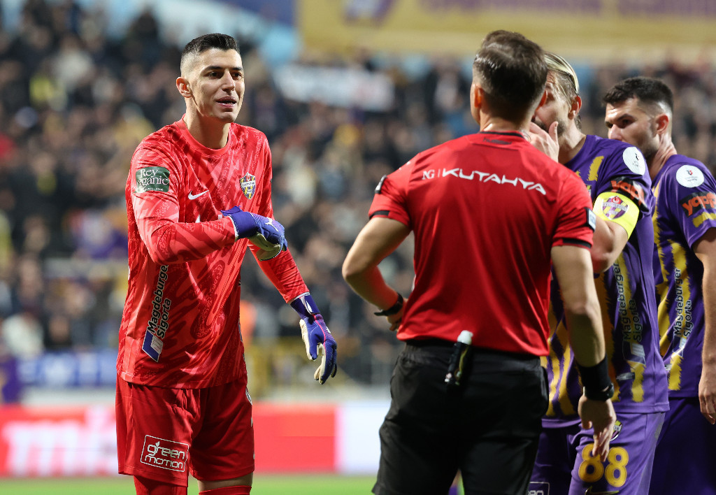 Eyüpspor - Fenerbahçe maçında sinirler gerildi, Arda Turan kırmızı kart gördü