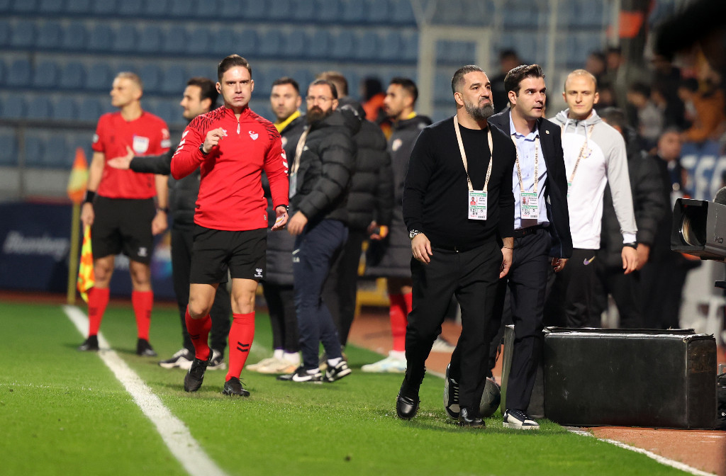 Eyüpspor - Fenerbahçe maçında sinirler gerildi, Arda Turan kırmızı kart gördü