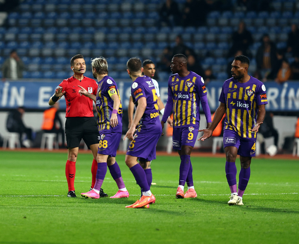 Eyüpspor - Fenerbahçe maçında sinirler gerildi, Arda Turan kırmızı kart gördü