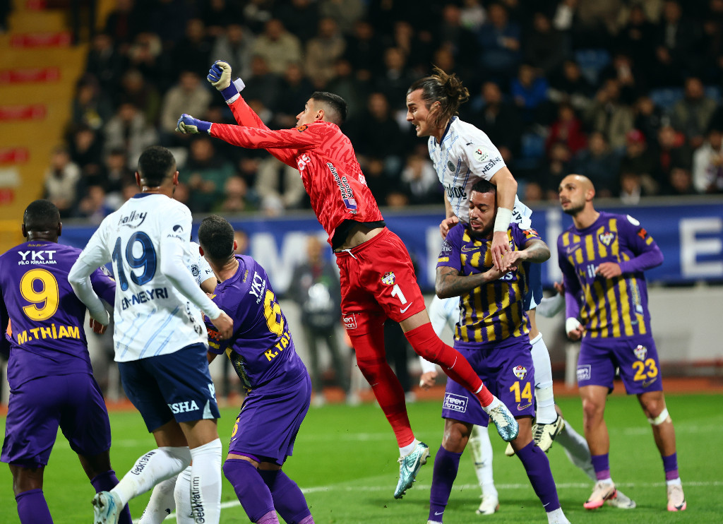 Eyüpspor - Fenerbahçe maçında sinirler gerildi, Arda Turan kırmızı kart gördü