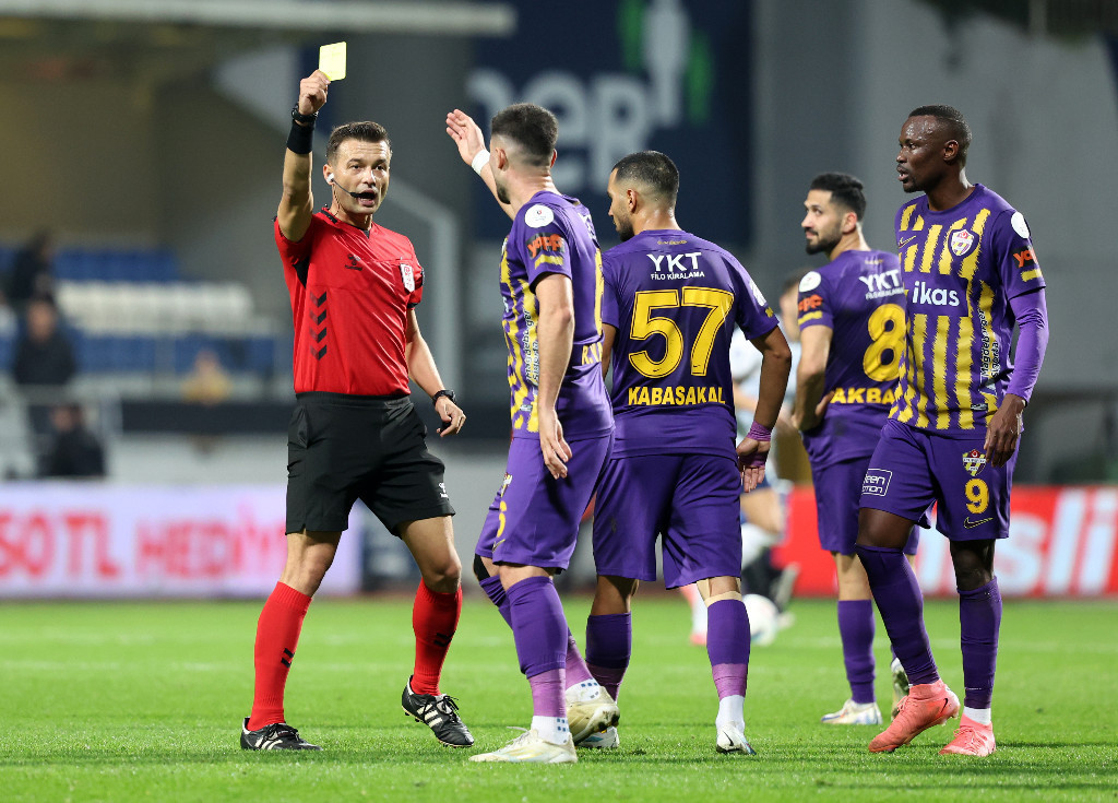 Eyüpspor - Fenerbahçe maçında sinirler gerildi, Arda Turan kırmızı kart gördü