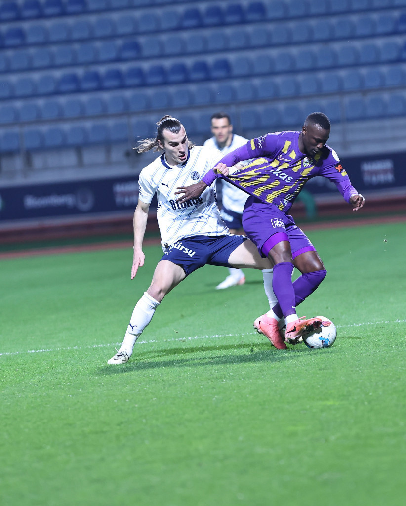 Eyüpspor - Fenerbahçe maçında sinirler gerildi, Arda Turan kırmızı kart gördü