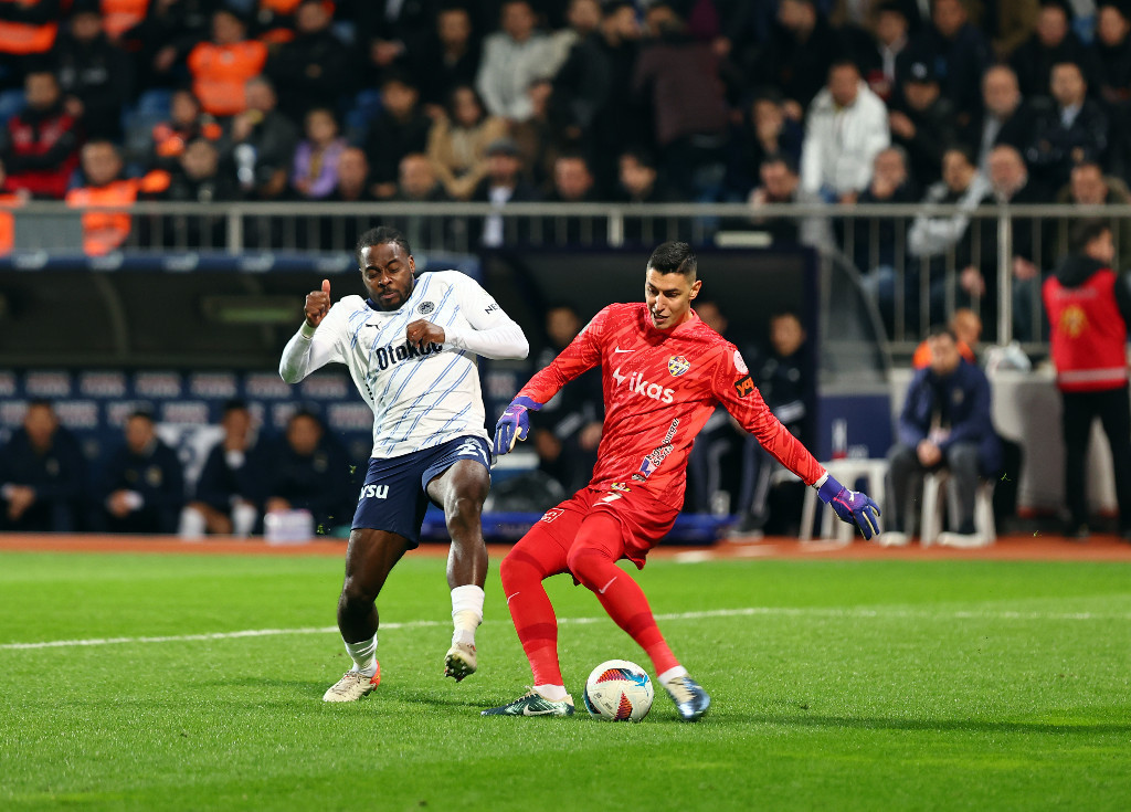 Eyüpspor - Fenerbahçe maçında sinirler gerildi, Arda Turan kırmızı kart gördü