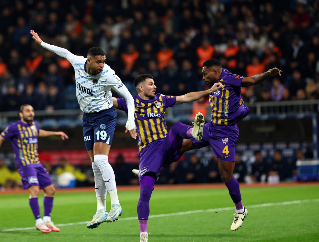Eyüpspor - Fenerbahçe maçında sinirler gerildi, Arda Turan kırmızı kart gördü
