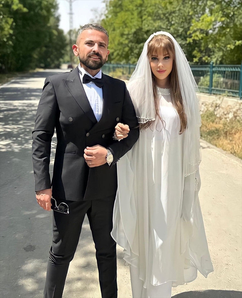 Ferdi Tayfurun kızı Tuğçe Tayfur kimdir, kaç yaşında, annesi kim Tuğçe Tayfur evli mi, çocuğu var mı Babasının vefatıyla gündeme gelmişti İşte hayatı ve biyografisi