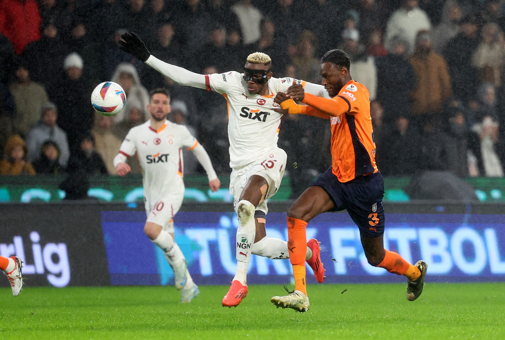 Victor Osimhen çok öfkelendi, üzerine yürümeye kalktı