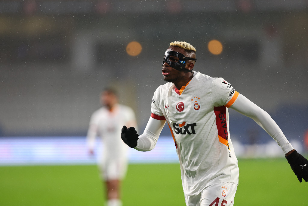 Victor Osimhen çok öfkelendi, üzerine yürümeye kalktı