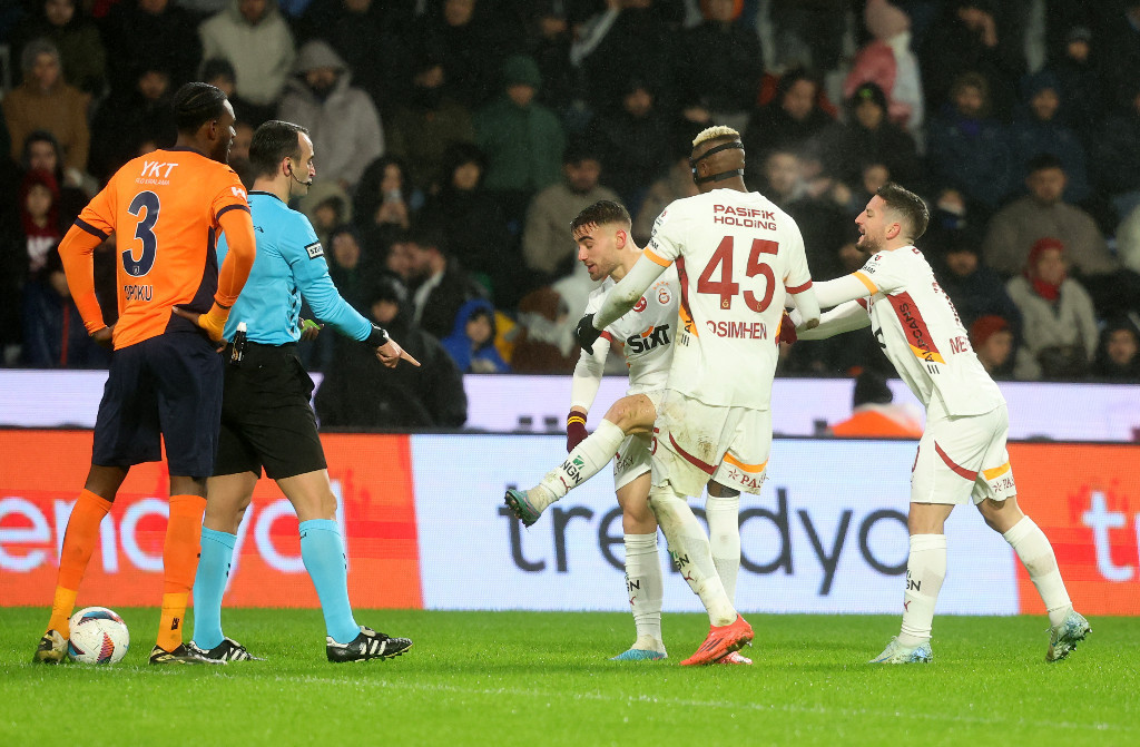 Victor Osimhen çok öfkelendi, üzerine yürümeye kalktı
