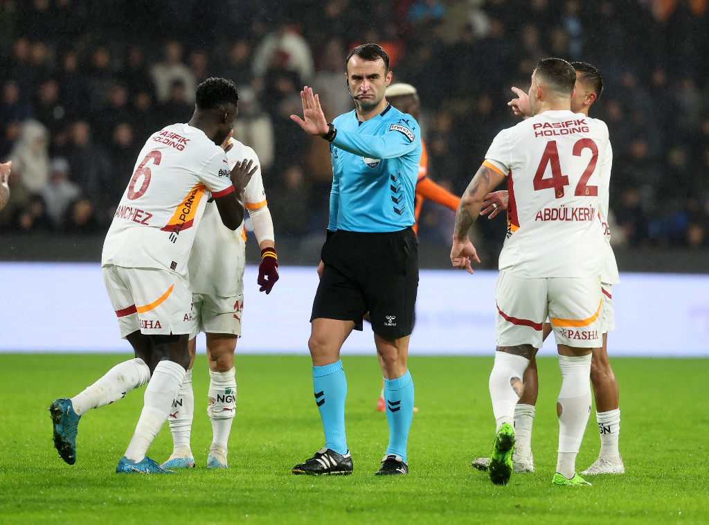 Victor Osimhen çok öfkelendi, üzerine yürümeye kalktı