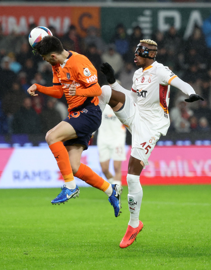 Victor Osimhen çok öfkelendi, üzerine yürümeye kalktı