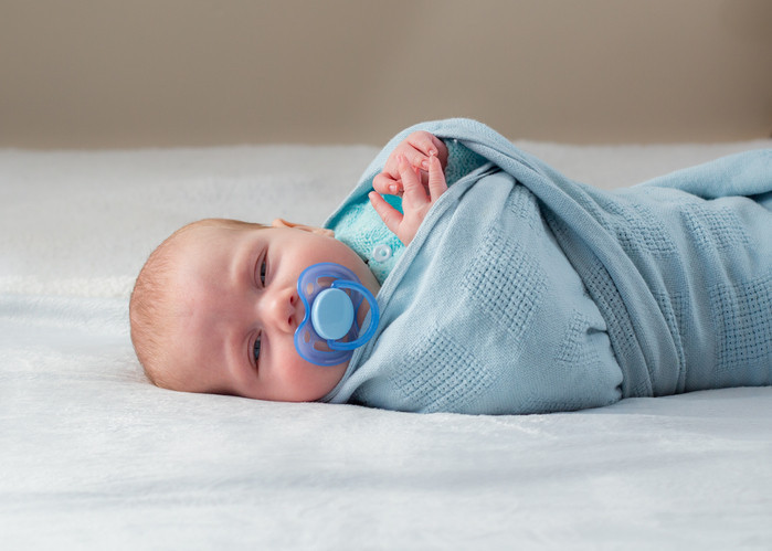 Bu gelenek yüzyıllardır uygulanıyor ama kalça çıkığına neden olabilir Yürürken veya emeklerken dengesizlik varsa dikkat