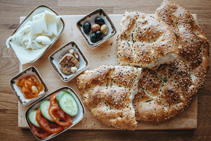 Yemeden duramıyoruz 100 gramı yaklaşık 250 kalori... Diyetteyken Ramazan pidesi yenir mi