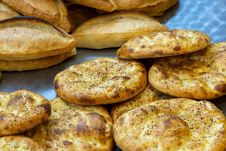 Yemeden duramıyoruz 100 gramı yaklaşık 250 kalori... Diyetteyken Ramazan pidesi yenir mi