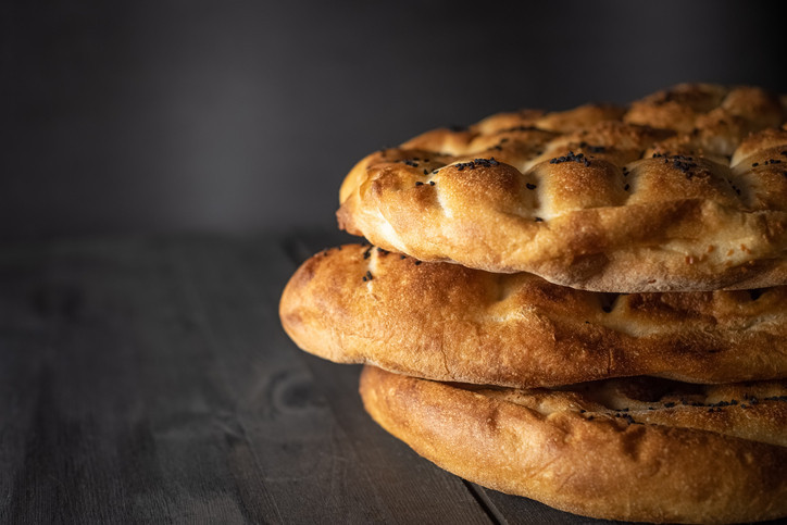 Yemeden duramıyoruz 100 gramı yaklaşık 250 kalori... Diyetteyken Ramazan pidesi yenir mi