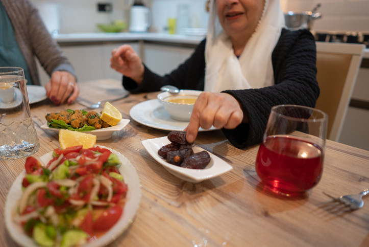 İftarda aşırı ve hızlı yemek kalbe yük bindirir