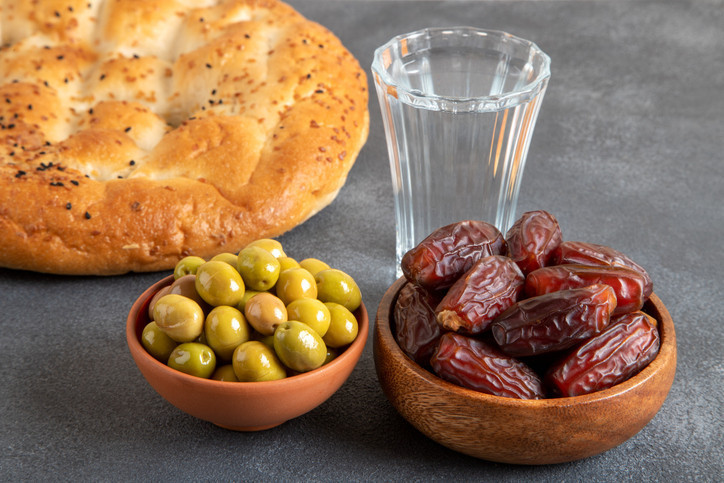 1-2 adet hurma veya birkaç zeytin ile kan şekerinizi dengeleyin.