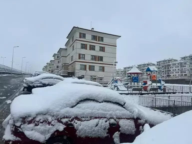 ADANADA KAR YAĞIŞI ETKİLİ OLDU ADANADA KAR YAĞIŞI ETKİLİ OLDU