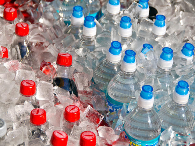 Su diye mikrop mu içiyoruz Uzun süre güneş altında bekletilen şişelerdeki büyük tehlike