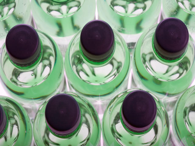 Su diye mikrop mu içiyoruz Uzun süre güneş altında bekletilen şişelerdeki büyük tehlike
