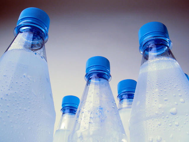 Su diye mikrop mu içiyoruz Uzun süre güneş altında bekletilen şişelerdeki büyük tehlike
