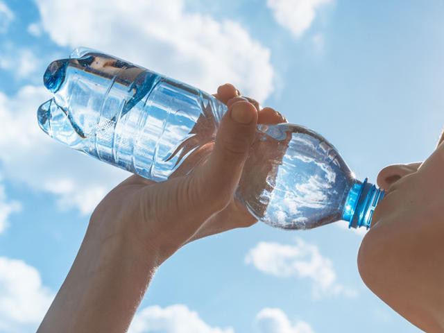 Su diye mikrop mu içiyoruz Uzun süre güneş altında bekletilen şişelerdeki büyük tehlike