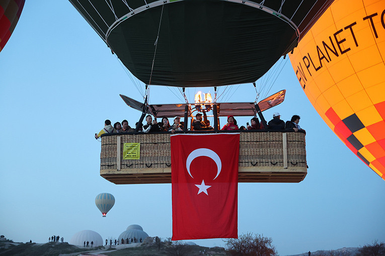 Kapadokya’da balonlar bayraklarla havalandı