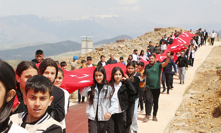 Cudi Dağı’nda 105 metrelik bayrakla yürüdüler