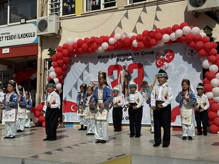 Antalya’da çocuklardan coşkulu 23 Nisan kutlaması