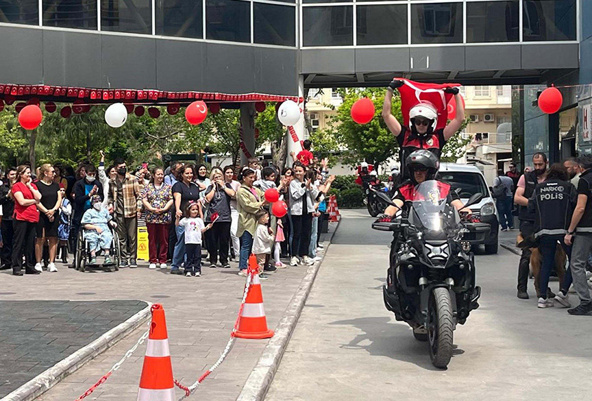 Hastanedeki çocuklara 23 Nisan sürprizi