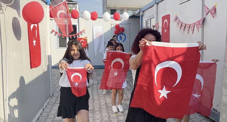 23 Nisan Hatay’da konteyner kentte kutlandı