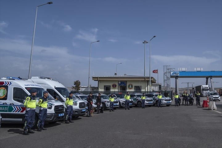 Otoyollarda yeni dönem Hiçbir şekilde kaçış yok: Ekipler artık bu cihazla tespit ediyor... 27 ilde 4 bin personelle görevdeler Otoyollarda yeni dönem Hiçbir şekilde kaçış yok: Ekipler artık bu cihazla tespit ediyor... 27 ilde 4 bin personelle görevdeler