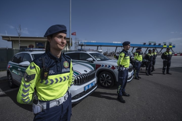 Otoyollarda yeni dönem Hiçbir şekilde kaçış yok: Ekipler artık bu cihazla tespit ediyor... 27 ilde 4 bin personelle görevdeler Otoyollarda yeni dönem Hiçbir şekilde kaçış yok: Ekipler artık bu cihazla tespit ediyor... 27 ilde 4 bin personelle görevdeler