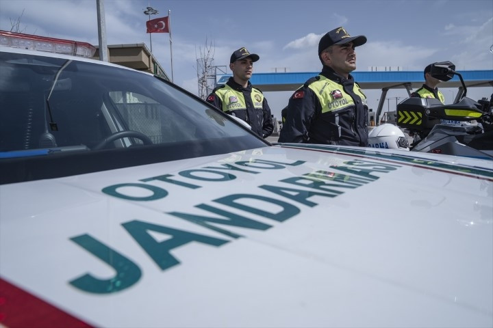 Otoyollarda yeni dönem Hiçbir şekilde kaçış yok: Ekipler artık bu cihazla tespit ediyor... 27 ilde 4 bin personelle görevdeler Otoyollarda yeni dönem Hiçbir şekilde kaçış yok: Ekipler artık bu cihazla tespit ediyor... 27 ilde 4 bin personelle görevdeler