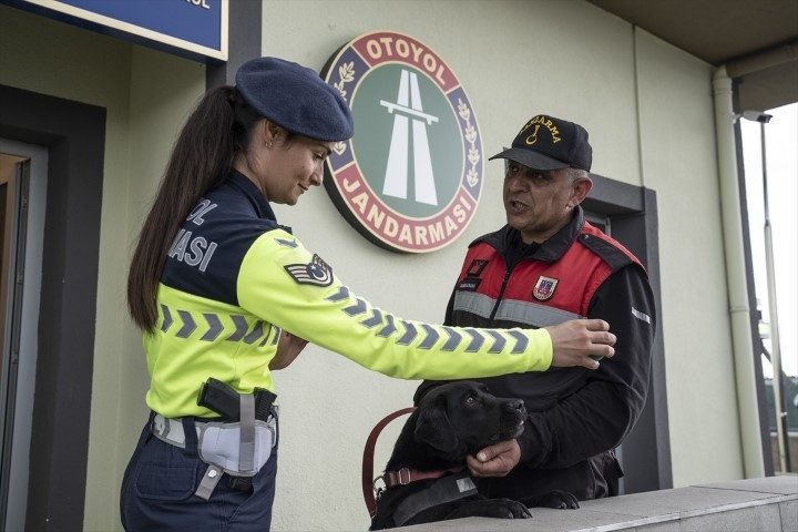 Otoyollarda yeni dönem Hiçbir şekilde kaçış yok: Ekipler artık bu cihazla tespit ediyor... 27 ilde 4 bin personelle görevdeler Otoyollarda yeni dönem Hiçbir şekilde kaçış yok: Ekipler artık bu cihazla tespit ediyor... 27 ilde 4 bin personelle görevdeler