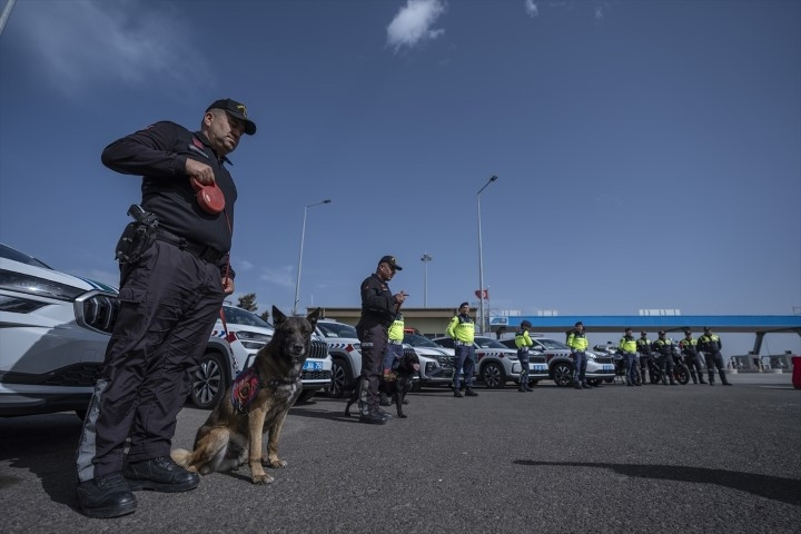 Otoyollarda yeni dönem Hiçbir şekilde kaçış yok: Ekipler artık bu cihazla tespit ediyor... 27 ilde 4 bin personelle görevdeler Otoyollarda yeni dönem Hiçbir şekilde kaçış yok: Ekipler artık bu cihazla tespit ediyor... 27 ilde 4 bin personelle görevdeler