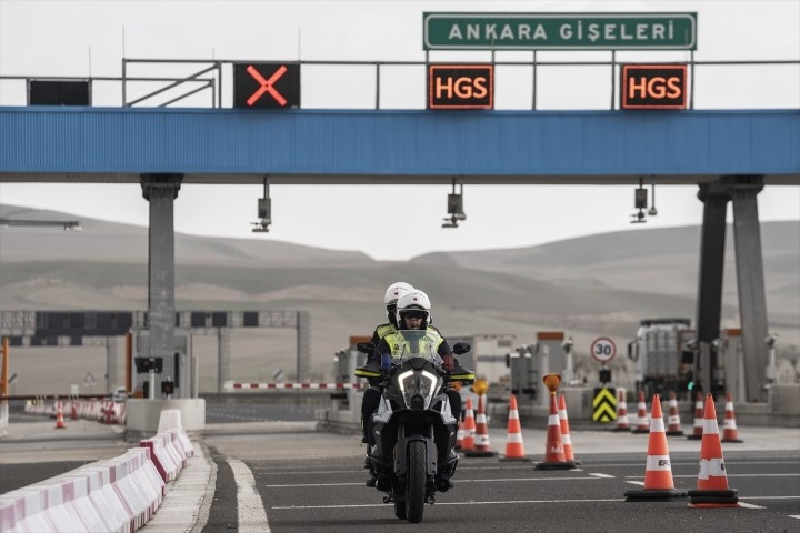Otoyollarda yeni dönem Hiçbir şekilde kaçış yok: Ekipler artık bu cihazla tespit ediyor... 27 ilde 4 bin personelle görevdeler Otoyollarda yeni dönem Hiçbir şekilde kaçış yok: Ekipler artık bu cihazla tespit ediyor... 27 ilde 4 bin personelle görevdeler